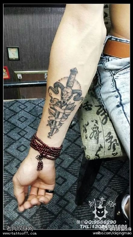 羚羊头骨匕首纹身图案