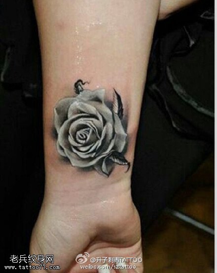手腕黑灰玫瑰花纹身图片