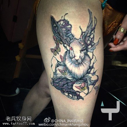 腿部彩色个性兔子纹身图片
