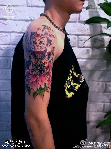 手臂彩色招财猫牡丹纹身图案