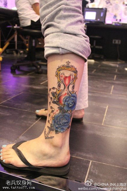 腿部彩色沙漏玫瑰纹身图案