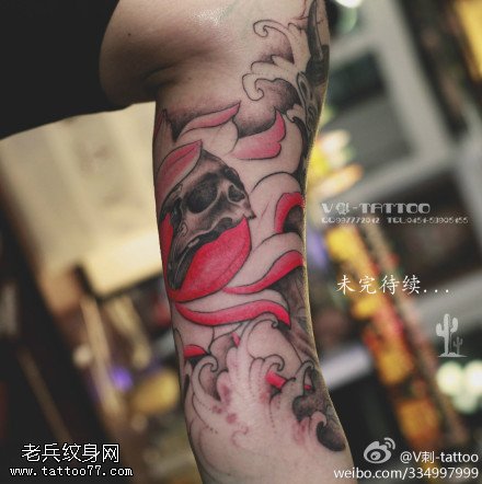 精致和谐骷髅头花纹身图案