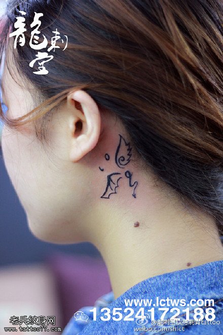 脖颈恶魔小翅膀纹身图案