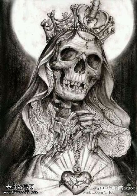 手持珍珠皇冠骷髅纹身图案
