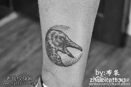 腿部乌鸦纹身图案