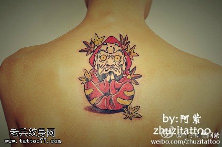 背部可爱迷你枫叶不倒翁纹身图案