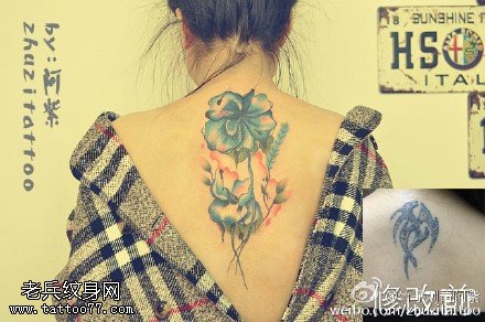 背部宝蓝色美丽性感荷花纹身图案
