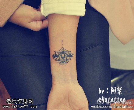 胳膊点刺梵花纹身图案