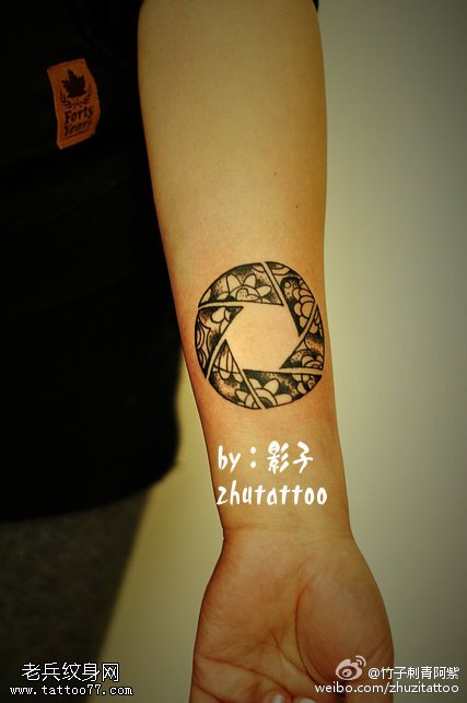 梅花抱团圆形纹身图案