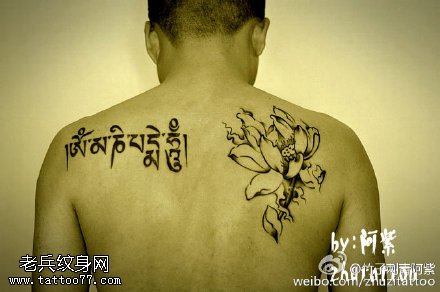背部莲花点刺虔诚纹身图案
