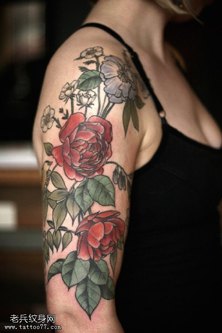 肩膀上写实的月季花纹身图案
