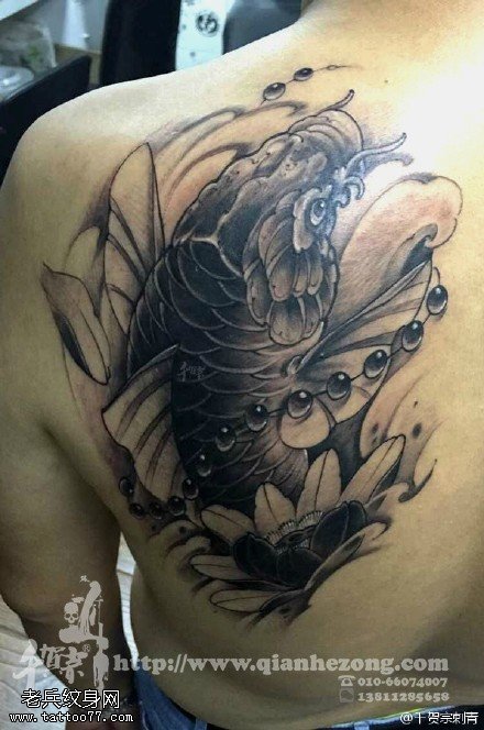 黑灰霸气的锦鲤纹身图案