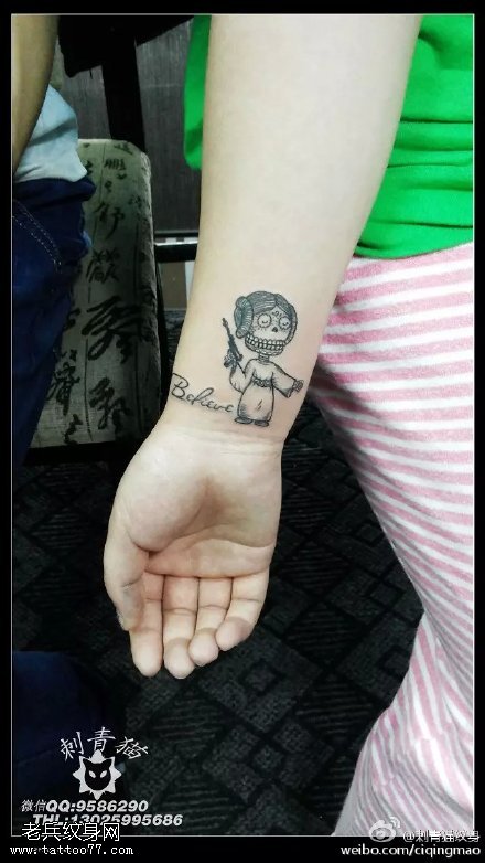 手臂上可爱的小人纹身图案