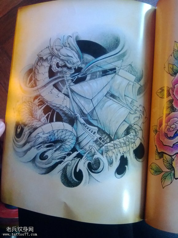 撕皮蛇纹身图案