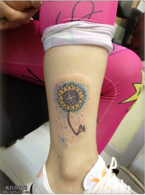 腿部彩色向日葵纹身图案