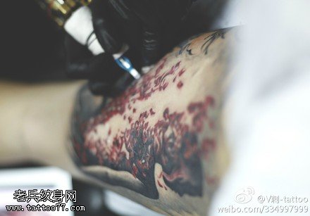 鲜红好看梅花纹身图案