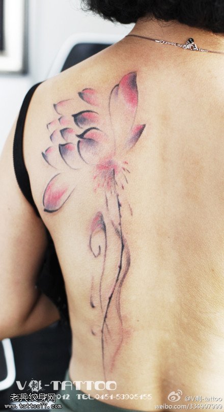 红色莲花纹身图案