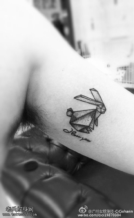 手臂内侧兔子纹身图案