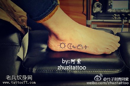 月亮太阳小脚部纹身图案