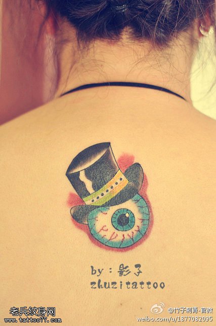 背部彩色爆开绅士礼帽眼球纹身图案