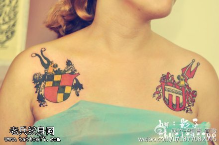 肩头黑红两色皇冠纹身图案