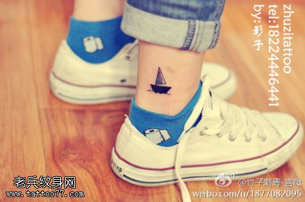 腿部点刺水上小船纹身图案
