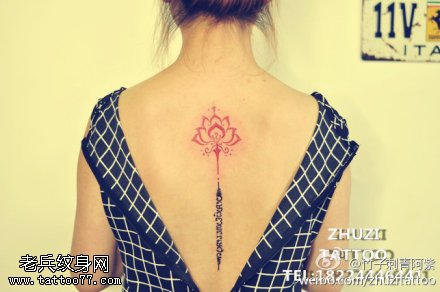 背部性感点刺赤红色梵莲纹身图案