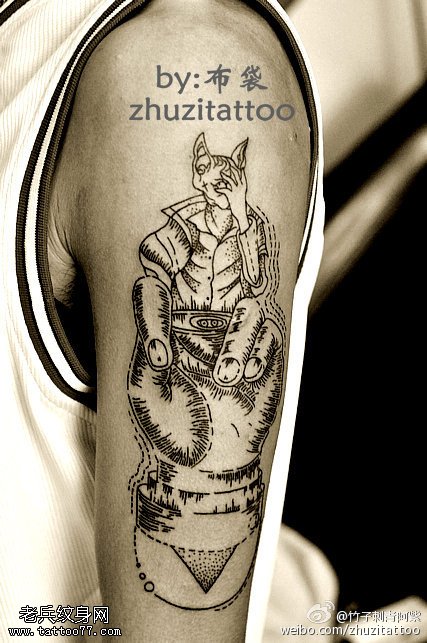 胳膊点刺上帝之手猫咪纹身图案