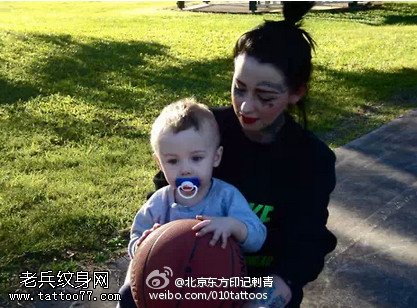 纹身的妈咪带宝宝玩耍纹身图案