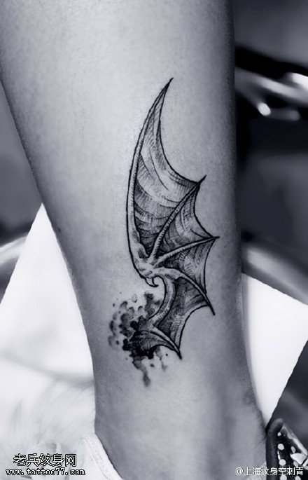 小腿上蝙蝠的翅膀纹身图案