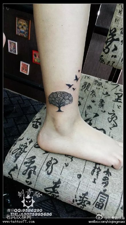 精致的发财树小鸟飞翔纹身图案