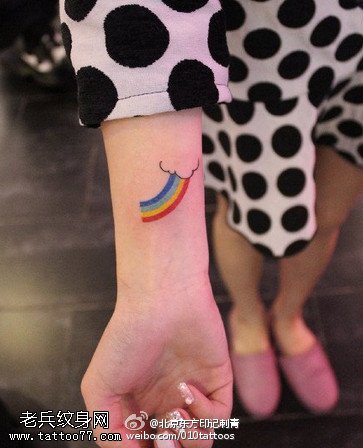 手腕上的彩虹纹身图案