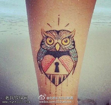 彩色漂亮的猫头鹰纹身图案