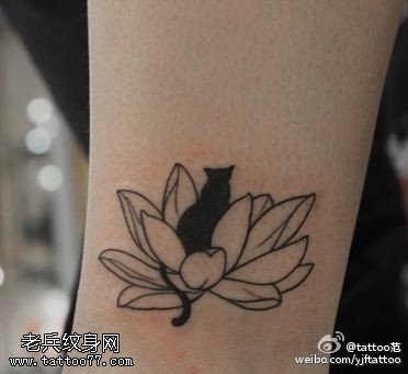 黑灰荷花猫咪刺青纹身图案