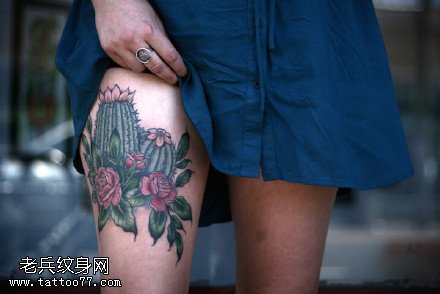 大腿上的仙人掌花纹身图案