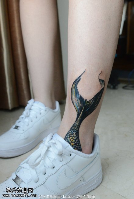 栩栩如生的锦鲤尾巴纹身图案