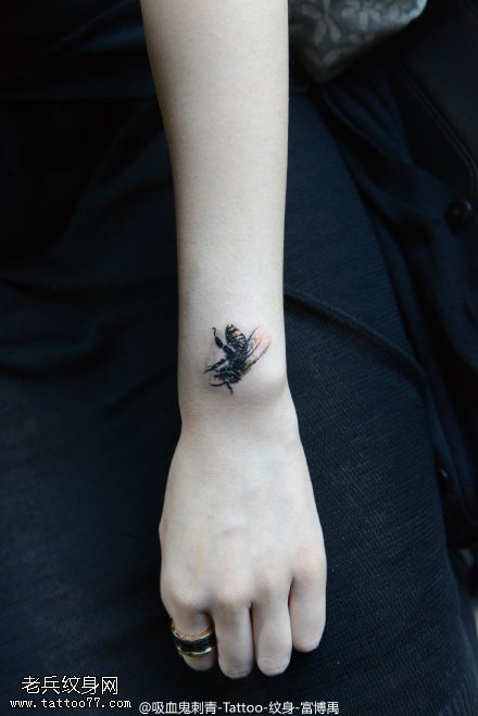 精致的小蜜蜂纹身图案