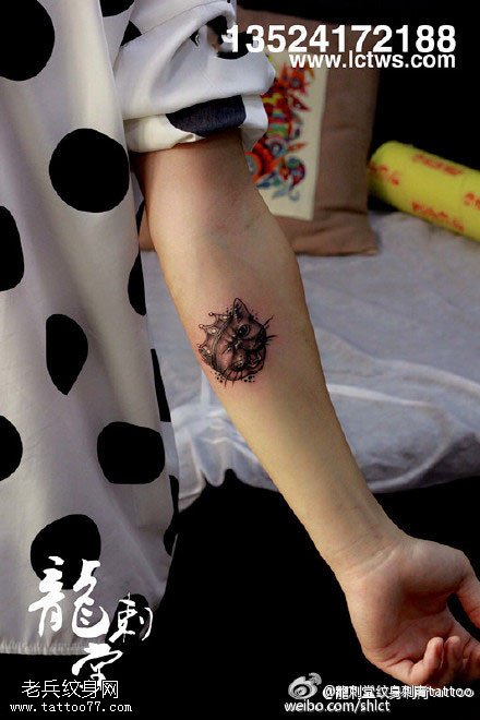 清新的皇冠猫咪纹身图案