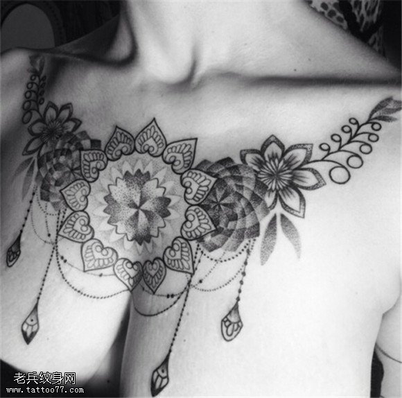 胸口大v蕾丝梵花纹身图案