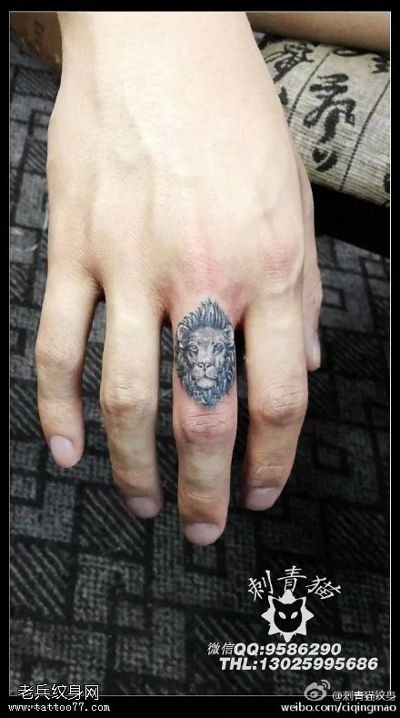 手指上的狮子头纹身图案
