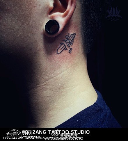 一把小匕首刺青纹身图案