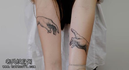 手臂上的手纹身图案