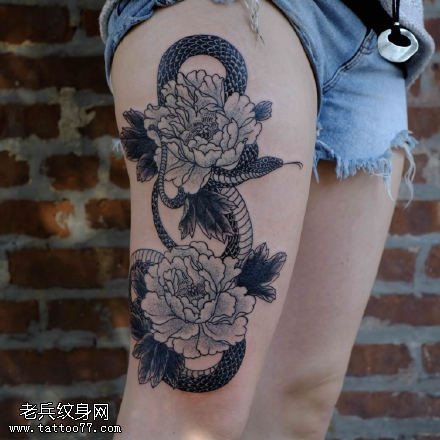 精美时尚的蛇戏牡丹纹身图案