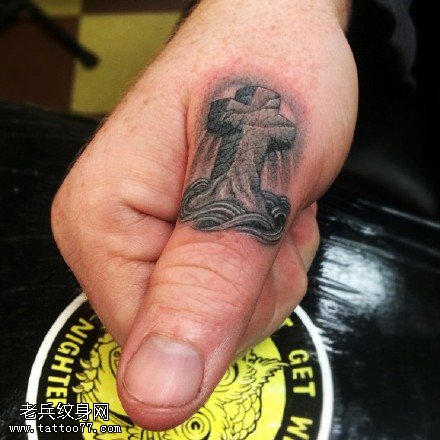 手指上的十字架纹身图案