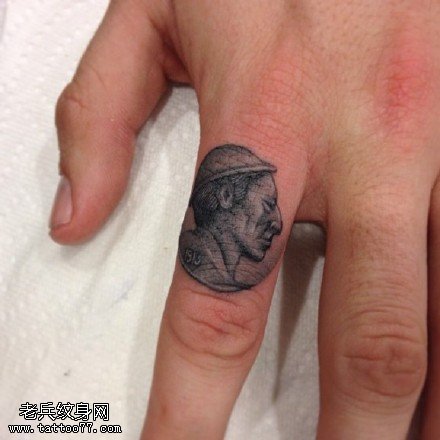手指上的人物肖像纹身图案