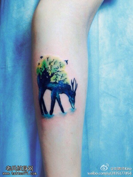 腿部彩色鹿树纹身图案
