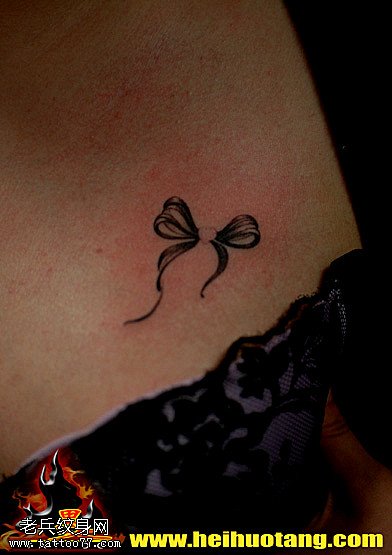 腰部小清新蝴蝶结纹身图案