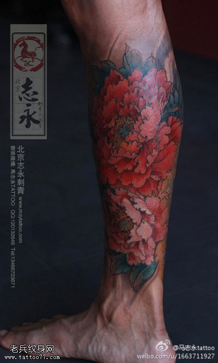 腿部鲜艳牡丹纹身图案