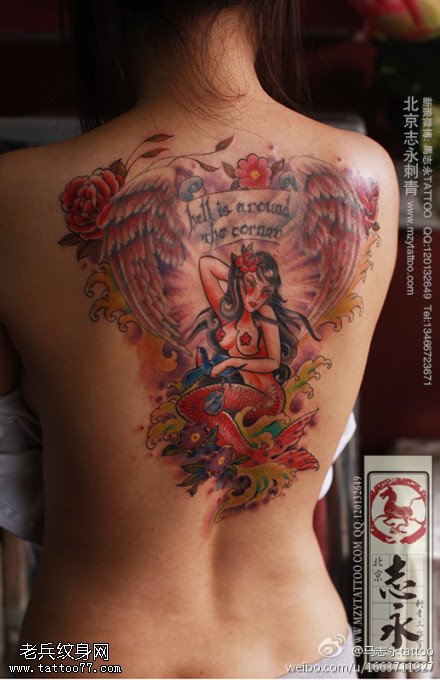 水彩赤红褐色双翅展翼美女纹身图案