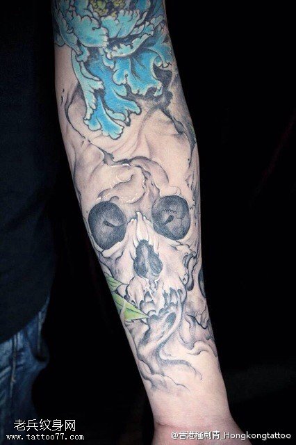 手臂欧美骷髅牡丹纹身图案